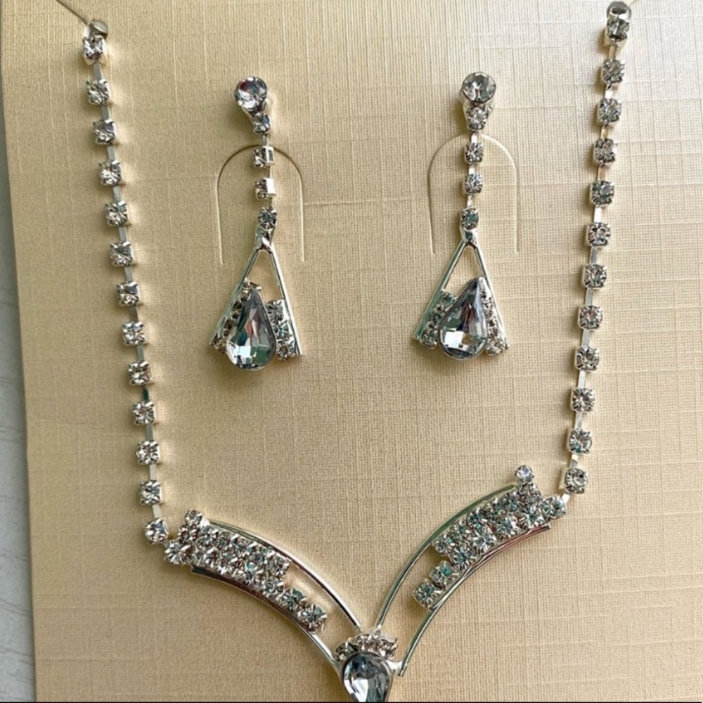 Necklace and earrings set